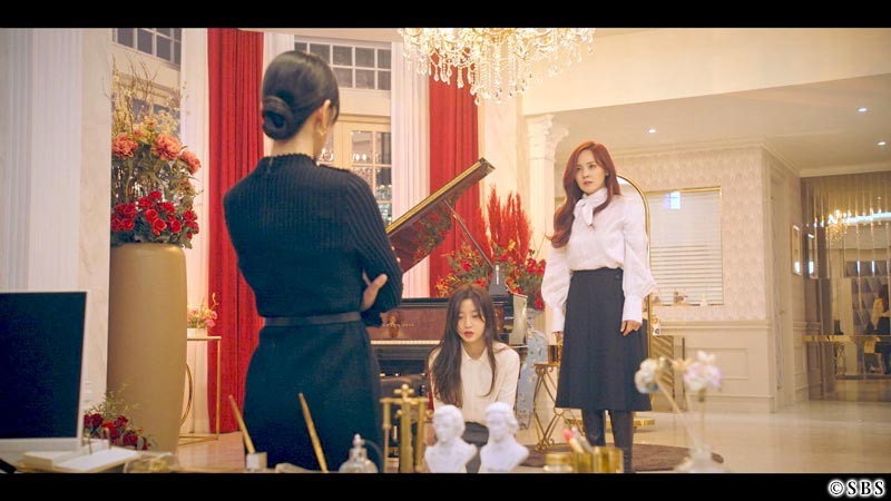 腕を組む女性　しゃがみ込む女性　にらみつける女性