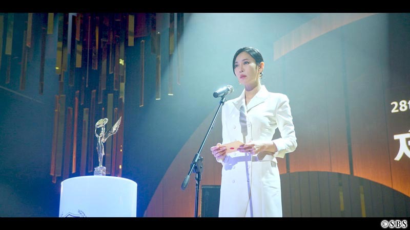 舞台にのり　司会をする女性