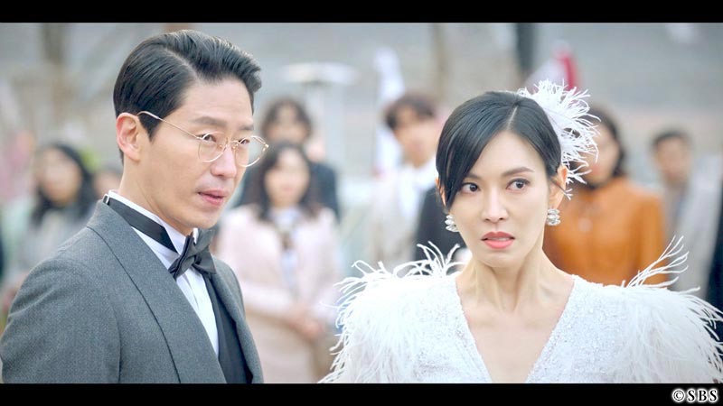 目の前の人を見つめる男性と女性