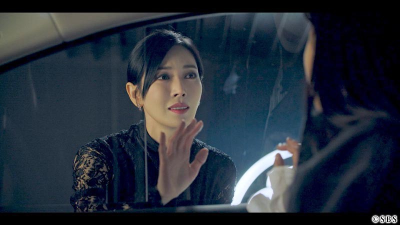 窓に手をかけ、窓越しに見つめ合う女性2人