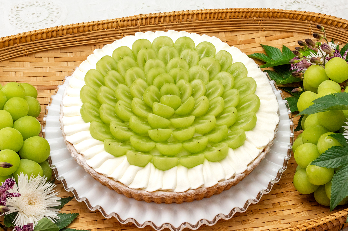 「シャインマスカットとフリルクリームのタルト ～ホワイトチョコ風味～」のホールケーキ