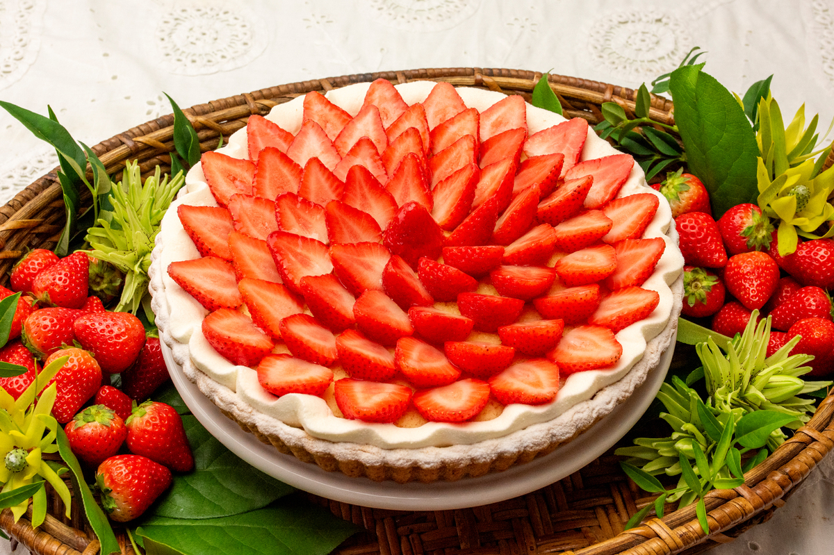 「イチゴとフリルクリームのタルト ～ホワイトチョコ風味～」のホールケーキ