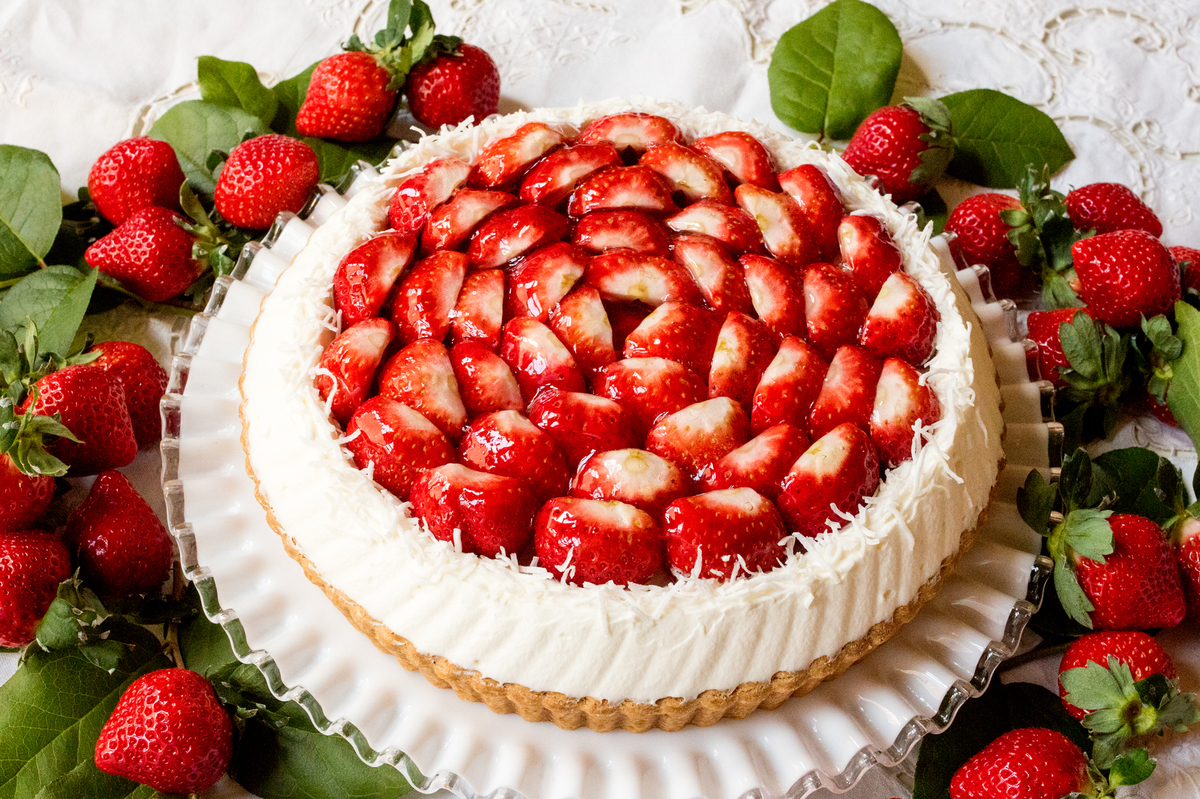 「特選 福岡県産 “あまおう”のタルト～ホワイトチョコ風味～」のホールケーキ