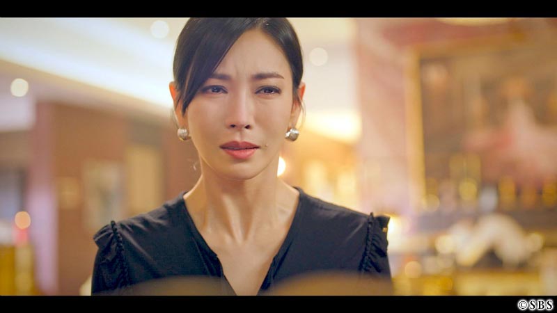 悲しい顔をする女性