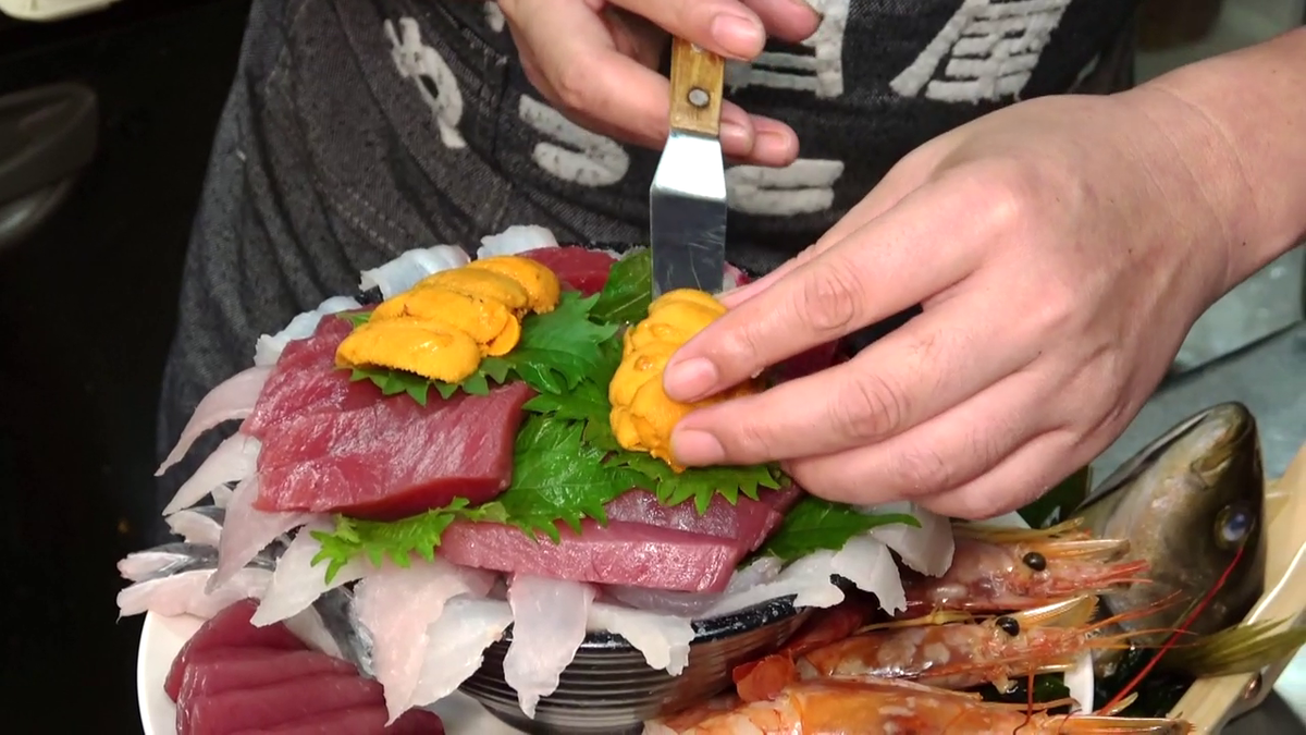 北海道産ウニを大量に盛り付ける大将