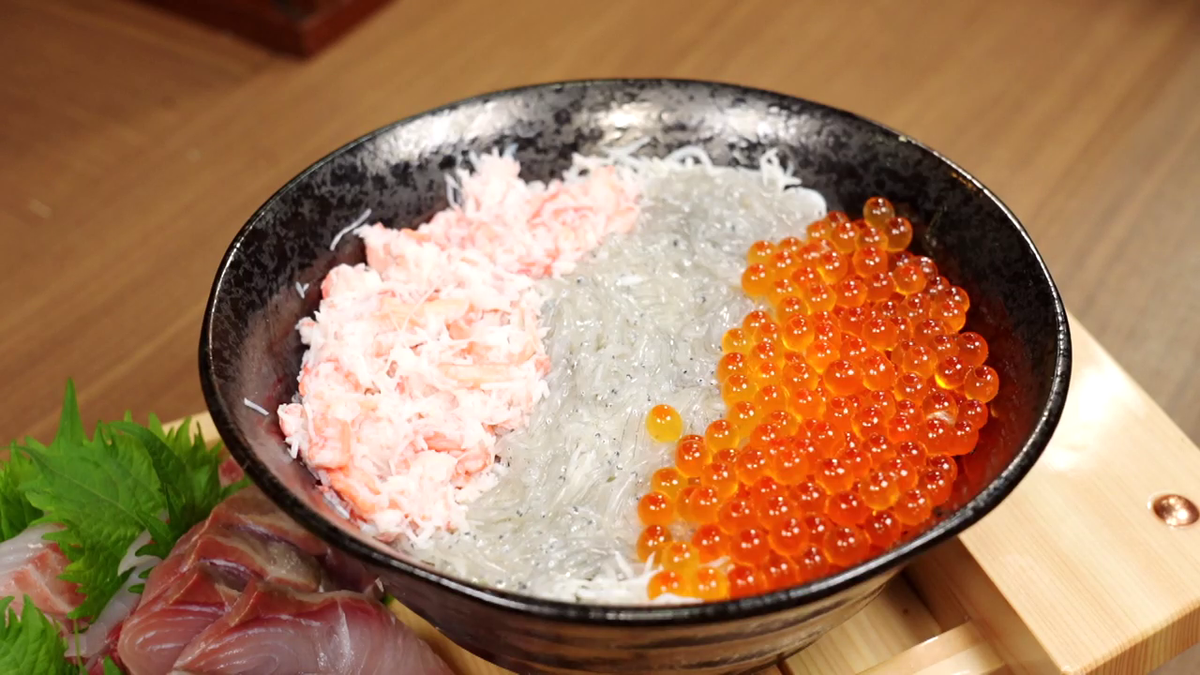 この三色丼の上にさらに皿をのせていく