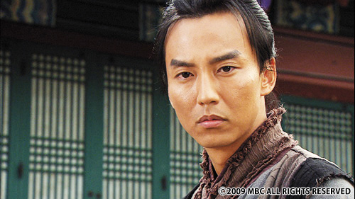 真剣な表情の男性