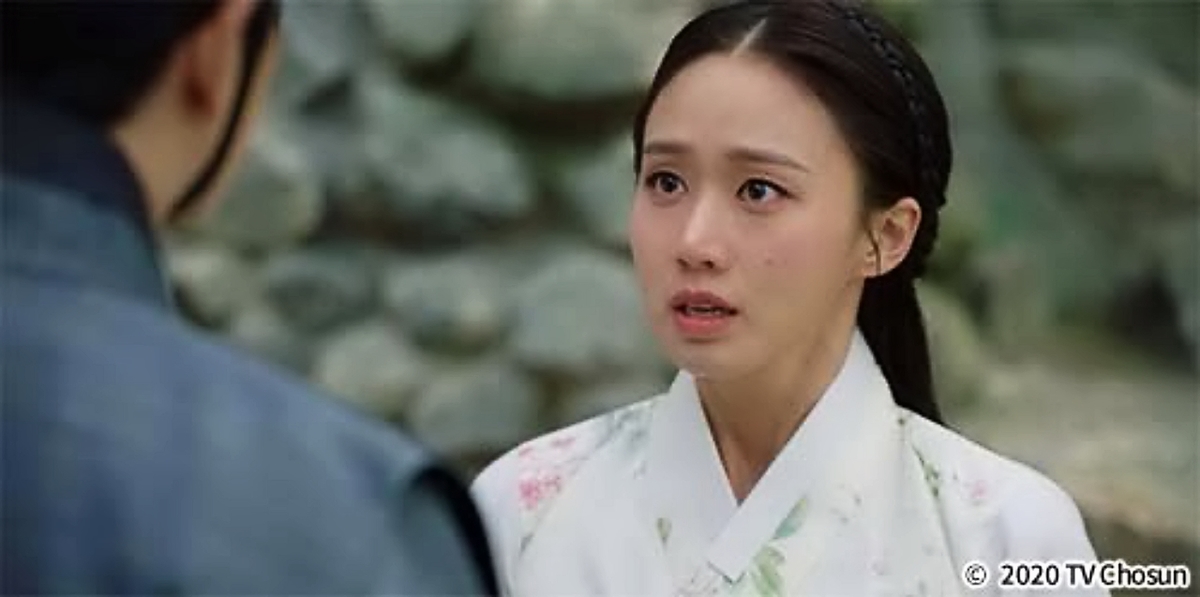 何かを訴える女性