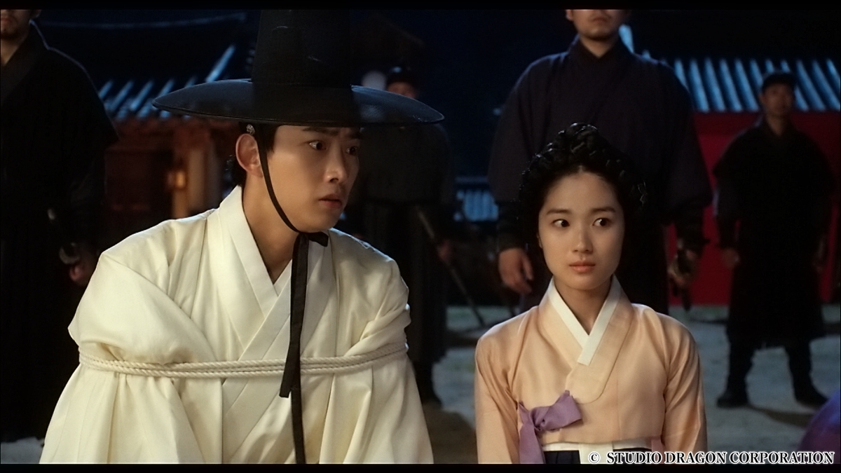 捕まった男性と女性