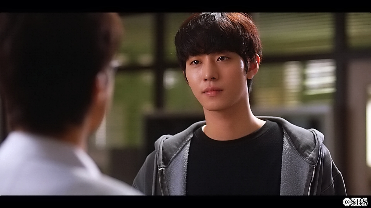 見つめ合う男性2人