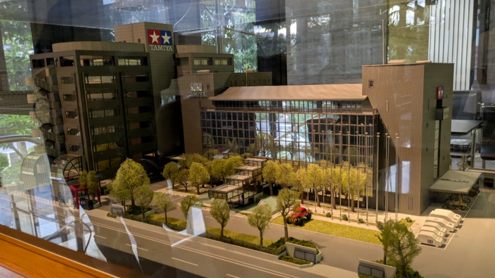 模型メーカー「タミヤ」らしい精巧なジオラマがお出迎え