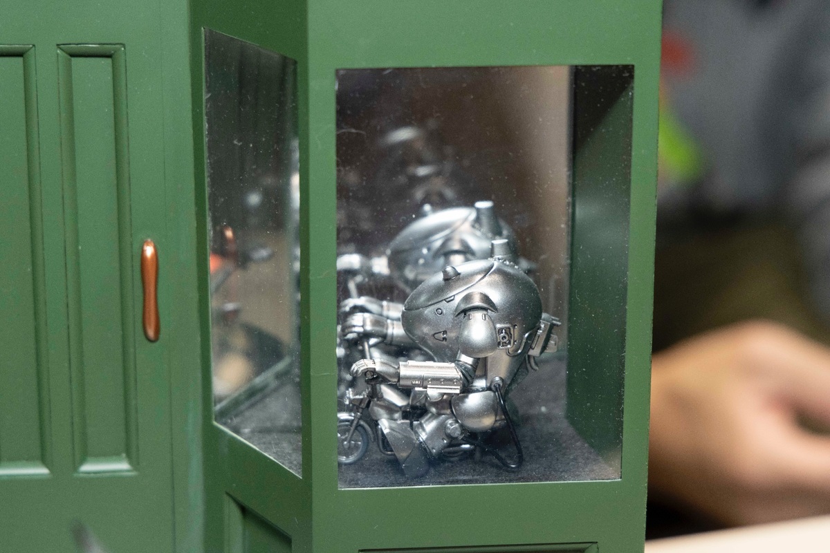 「With red」製作／ジュン・マツナガ