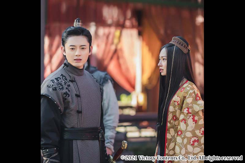 女性から目をそらす男性