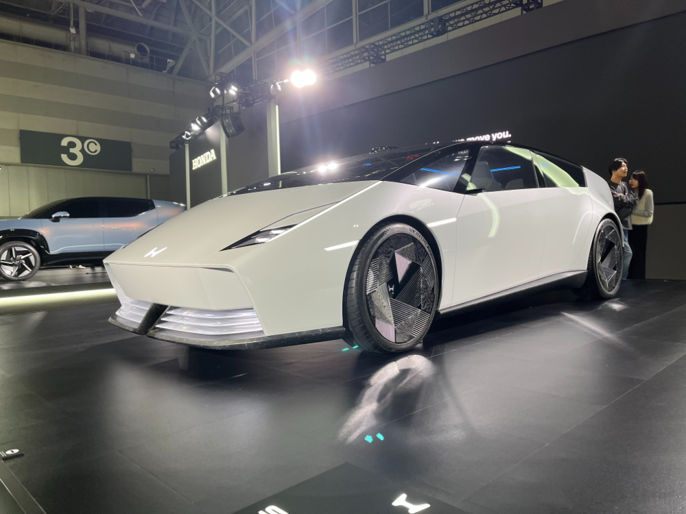 くさび形のフォルムと水中メガネのようなテールランプが目を引く「Honda 0 SALOON」 