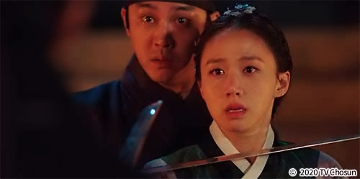 首筋に剣を突き付けられる女性