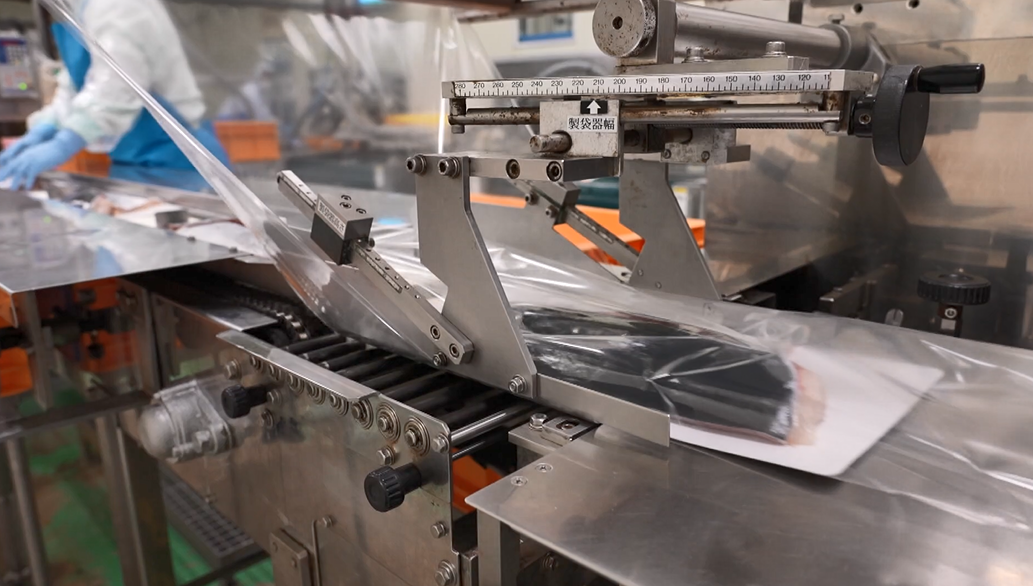 マシンで袋詰めされたハマチ