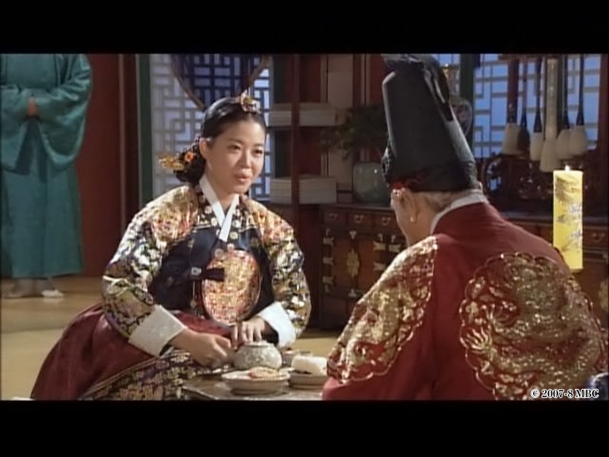 男性に話しかける女性