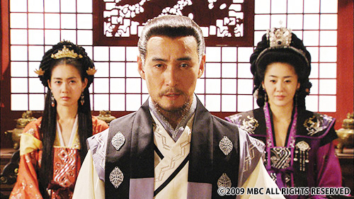 真剣な表情の男性