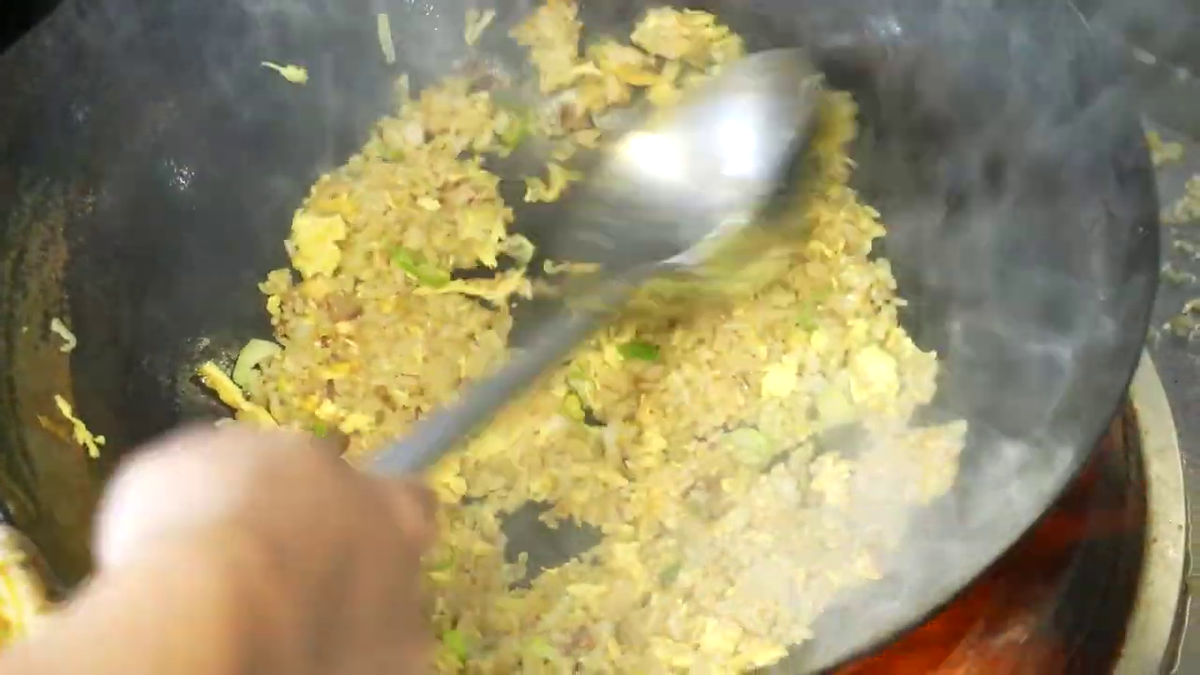 皿に盛られたニンニクチャーハン