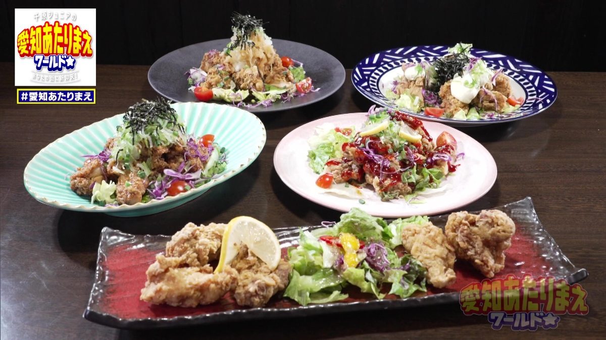 さまざまなデザインの器に盛られた料理がテーブルに並ぶ