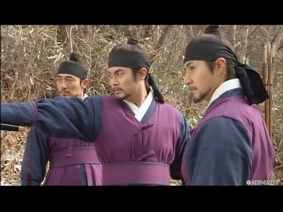 真剣な眼差しの男性３人