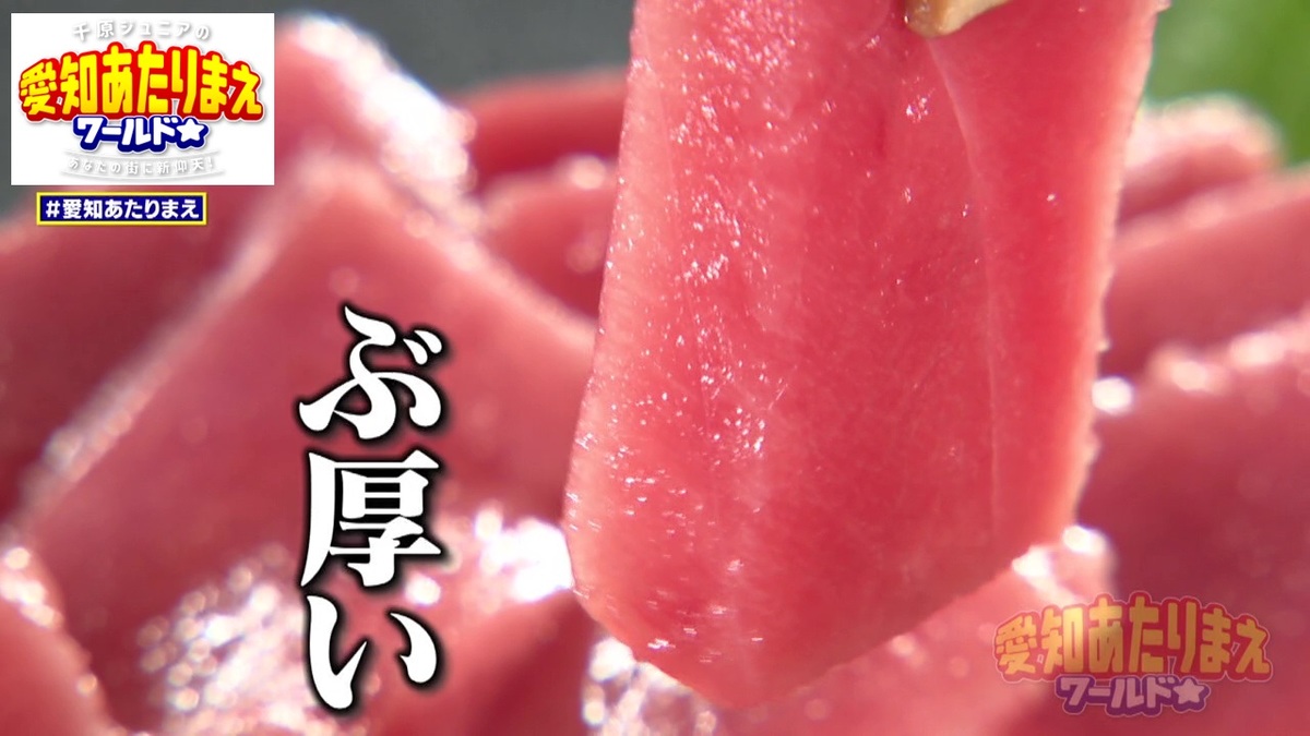 重機で車を解体する様子