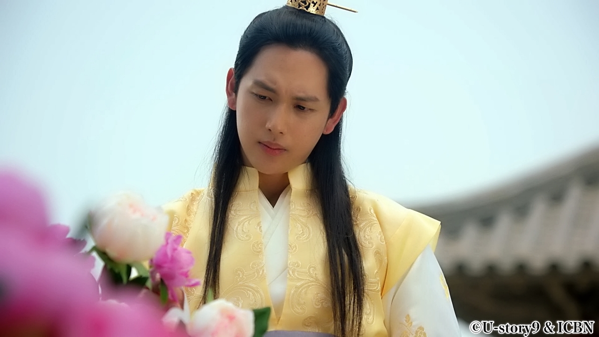 花を見つめる高貴な男性