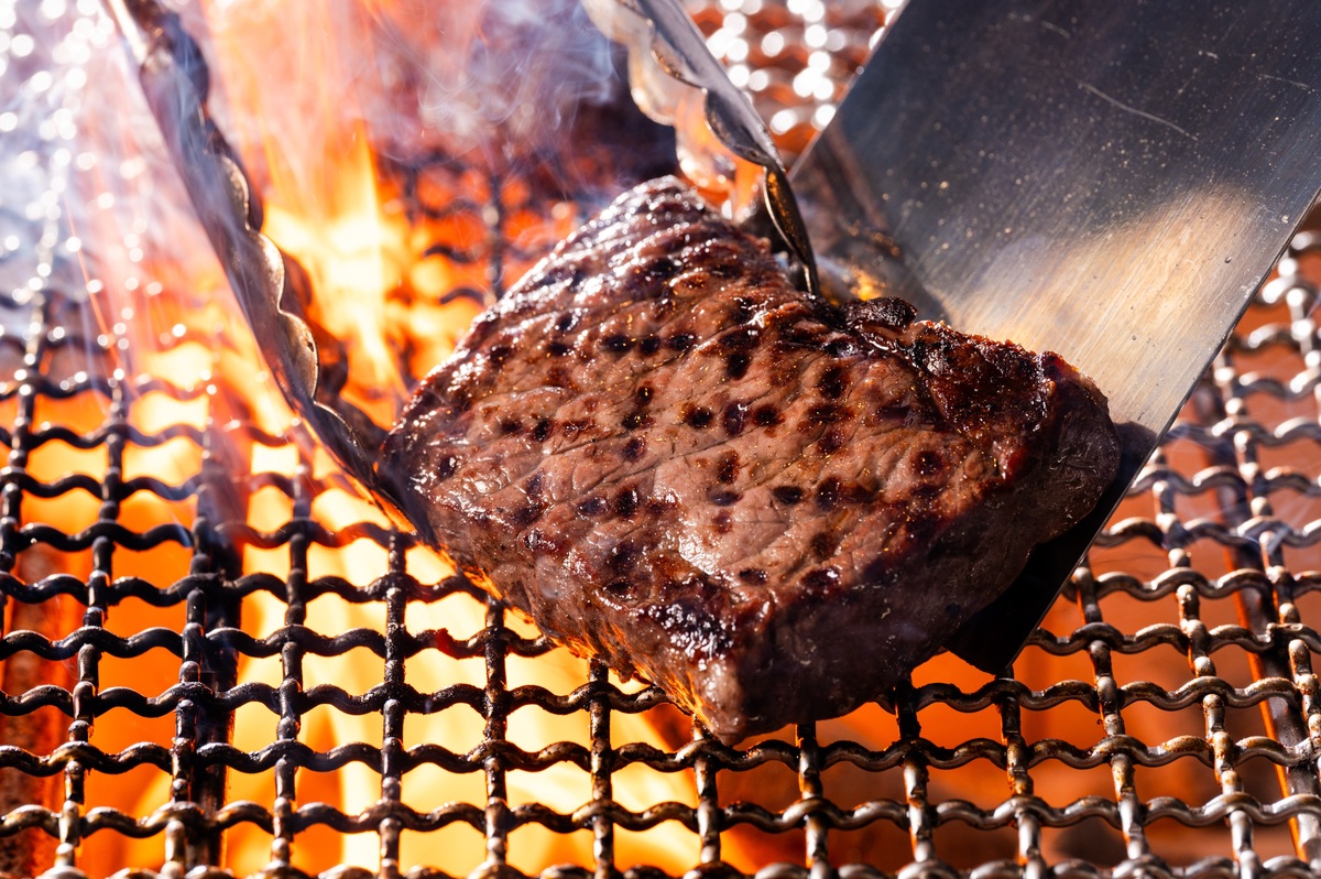 肉を炭焼きする様子