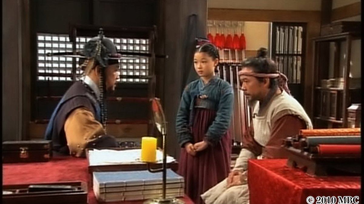 話し合う男性2人と女児