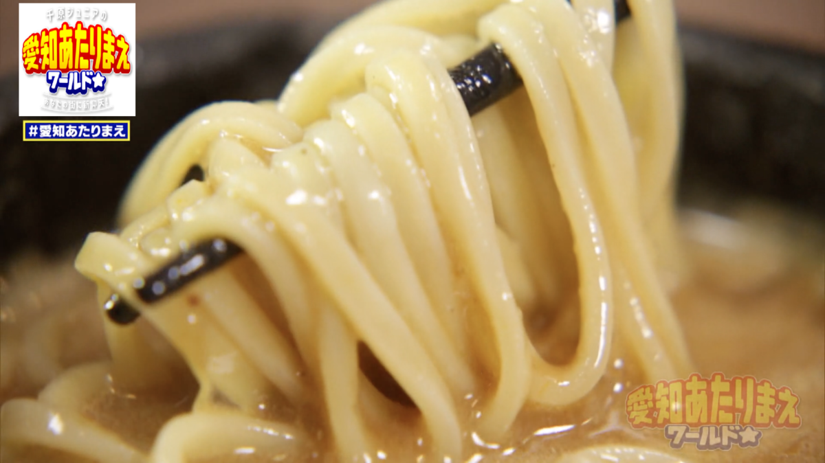 スープが絡んだ特製麺をすすると、思わず笑顔に