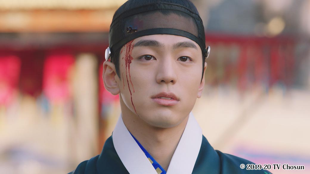 遠くを見つめる男性貴族