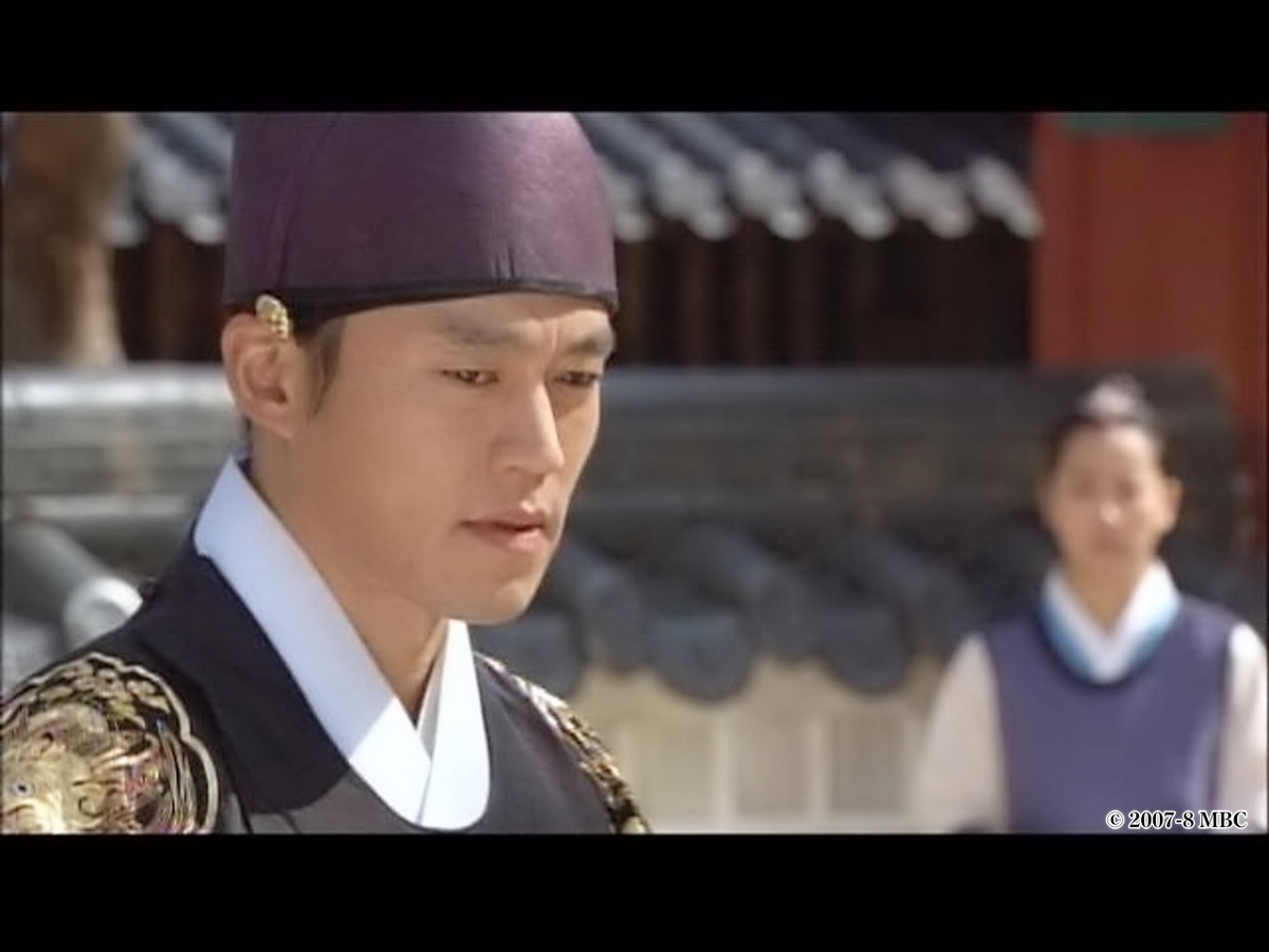 真剣な表情の男性