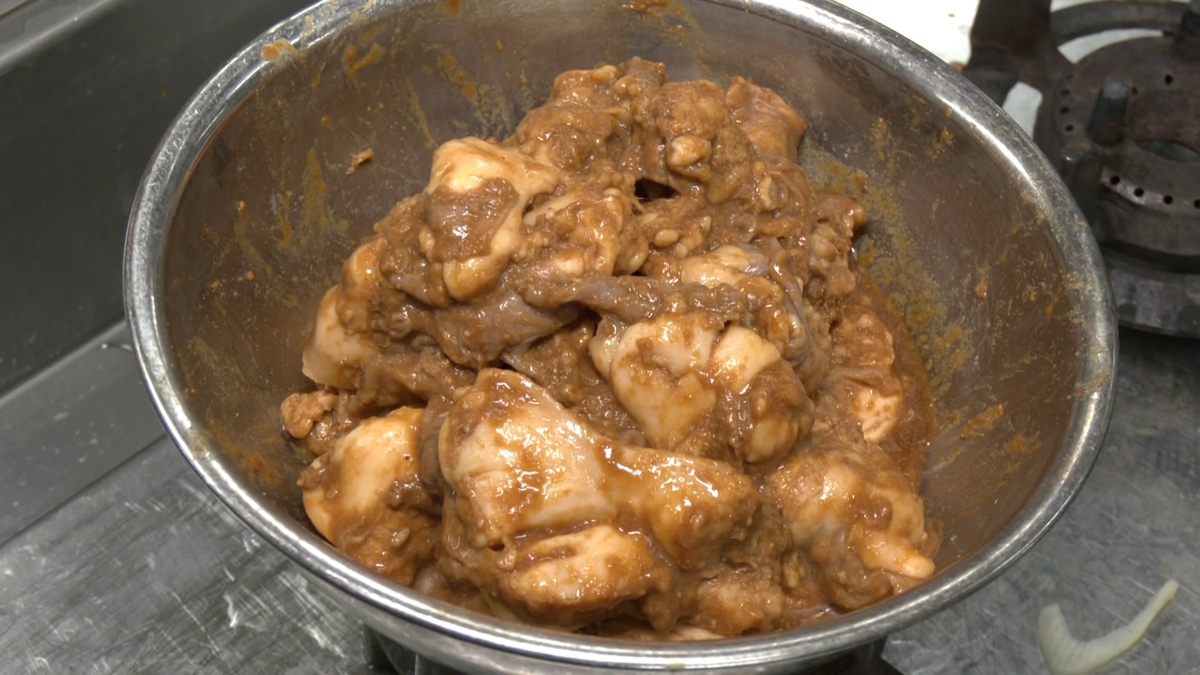 にんにく味噌に漬け込むことで、柔らかい食感のモツに