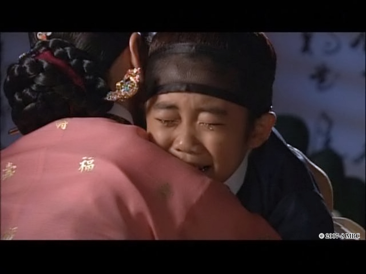 抱きしめられながら泣く子供