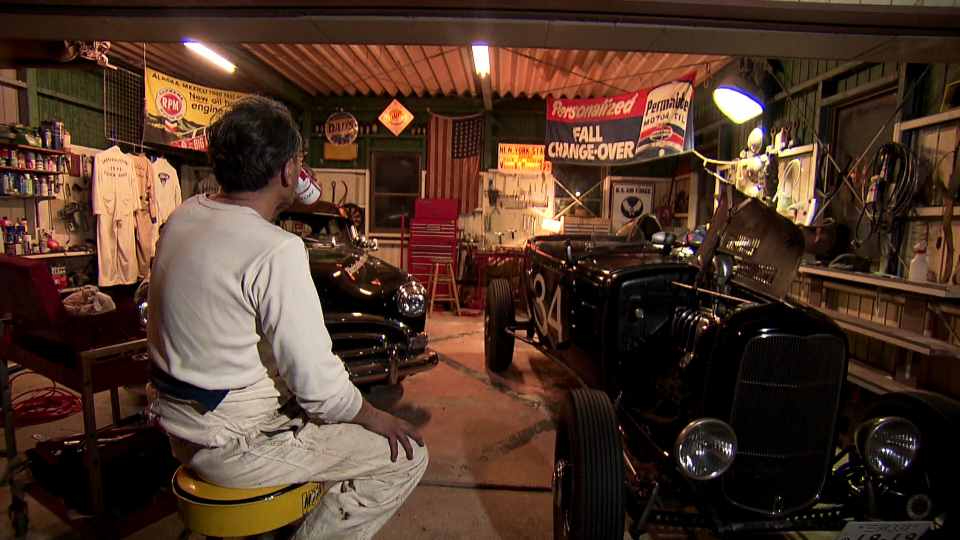 ガレージを眺めながらのビールが生田さんにとって至福の時間