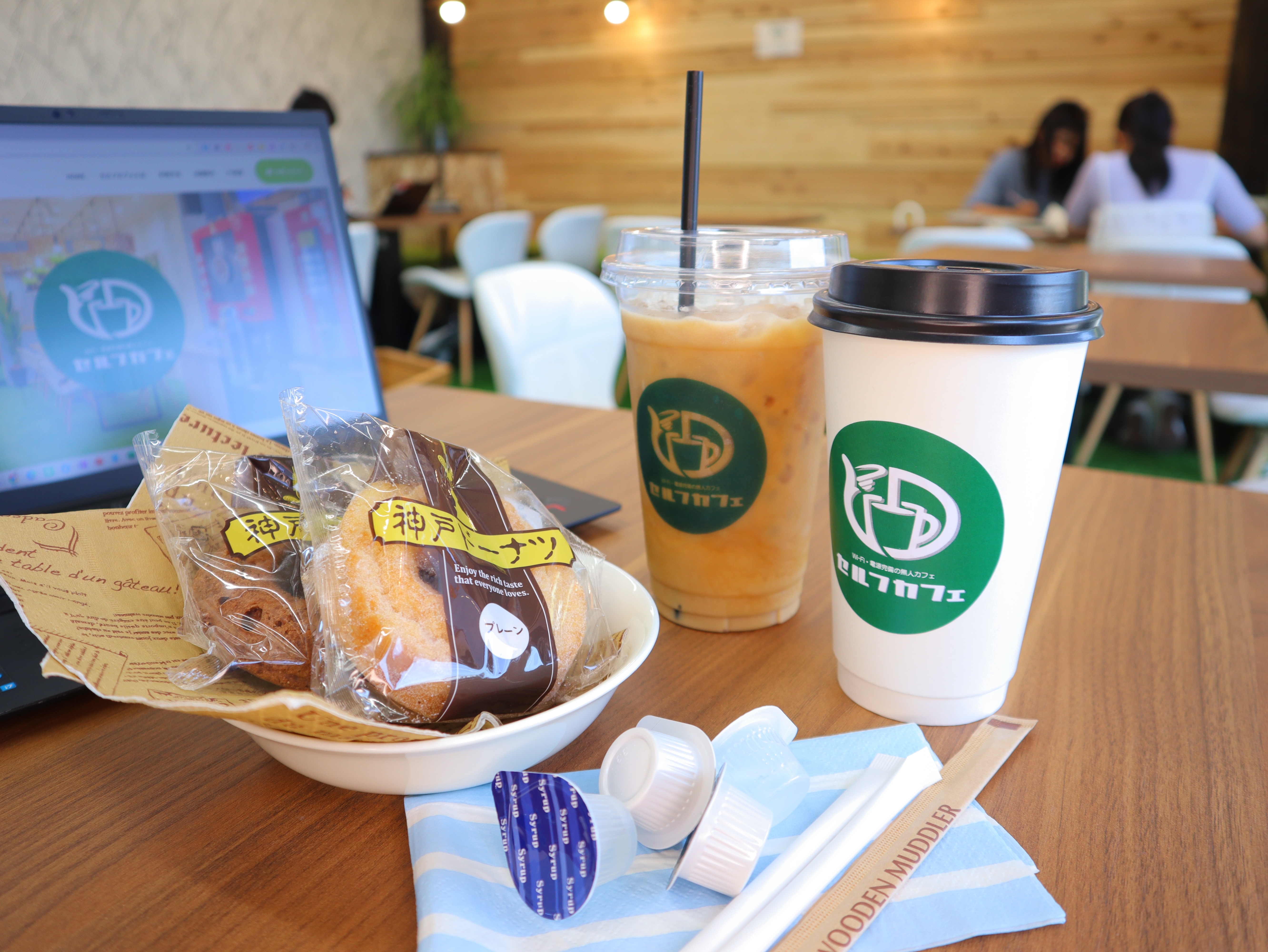 ドーナツとドリンクがテーブルに並んでいる