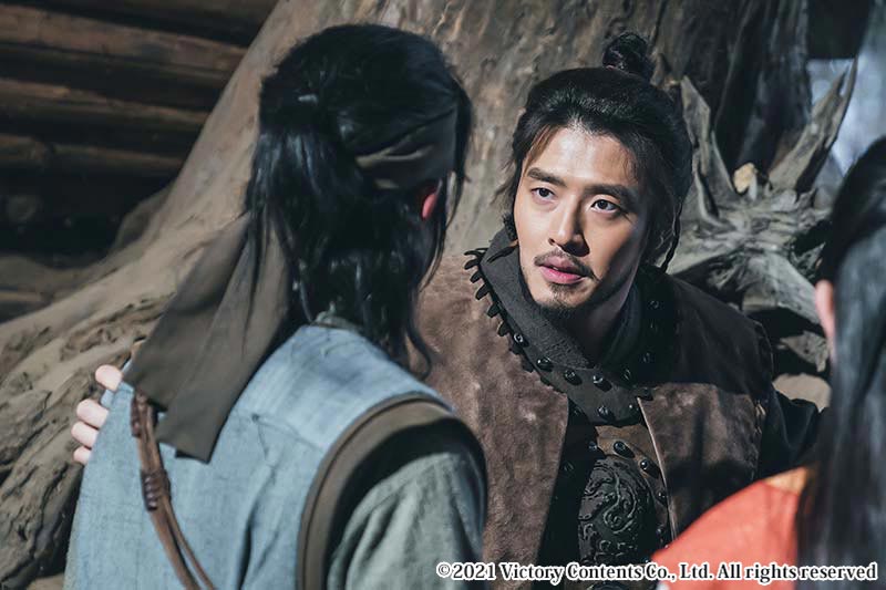 肩をつかんで話しかける男性