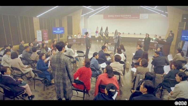 広場に集まる人たち