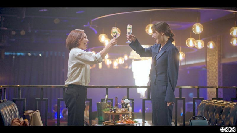 雰囲気のあるお店でお酒を乾杯する女性たち