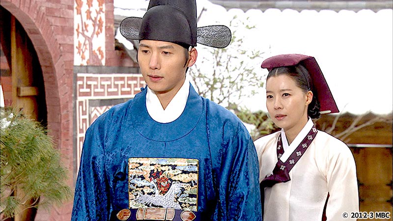 不安そうな男女