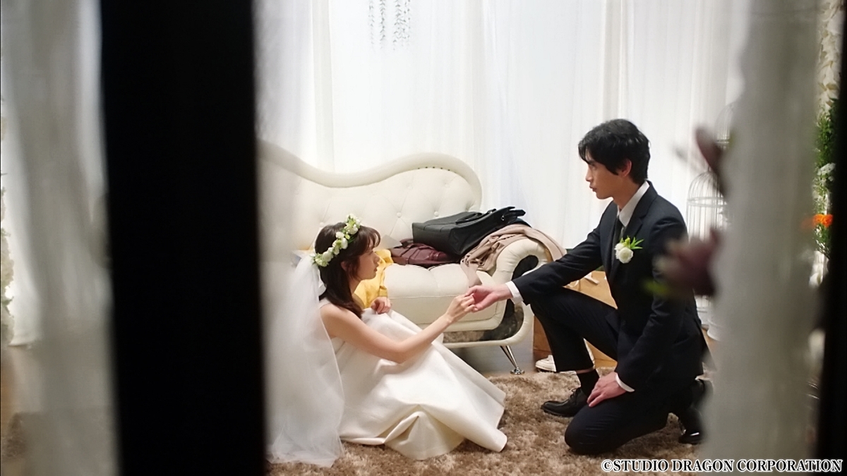 この恋は初めてだから　ドレスを着た女性とタキシードを着た男性