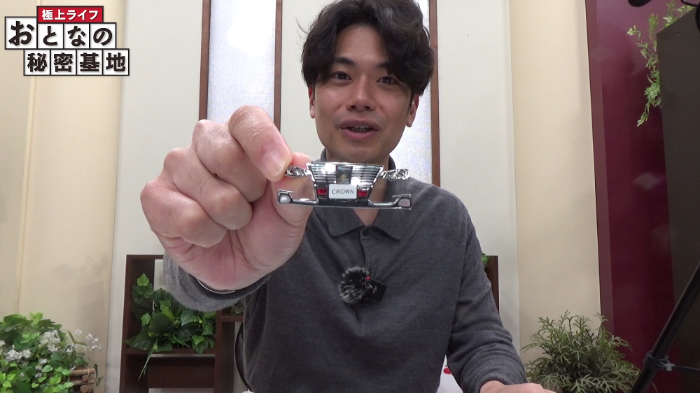 パトランプを取り付けるとクラウンパトカーらしさが誕生