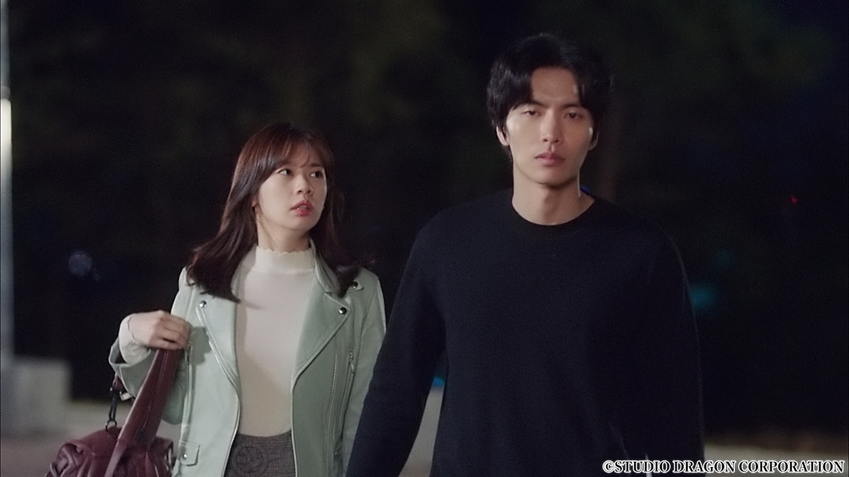 この恋は初めてだから　思いつめた表情をした男性と女性