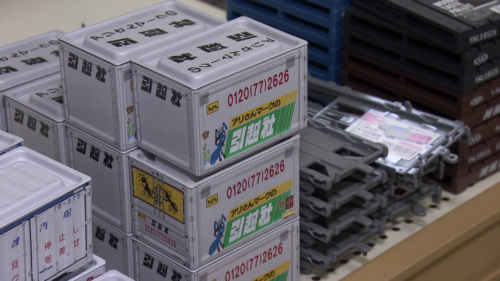 アリさんマークの引越社など実在する会社のコンテナも