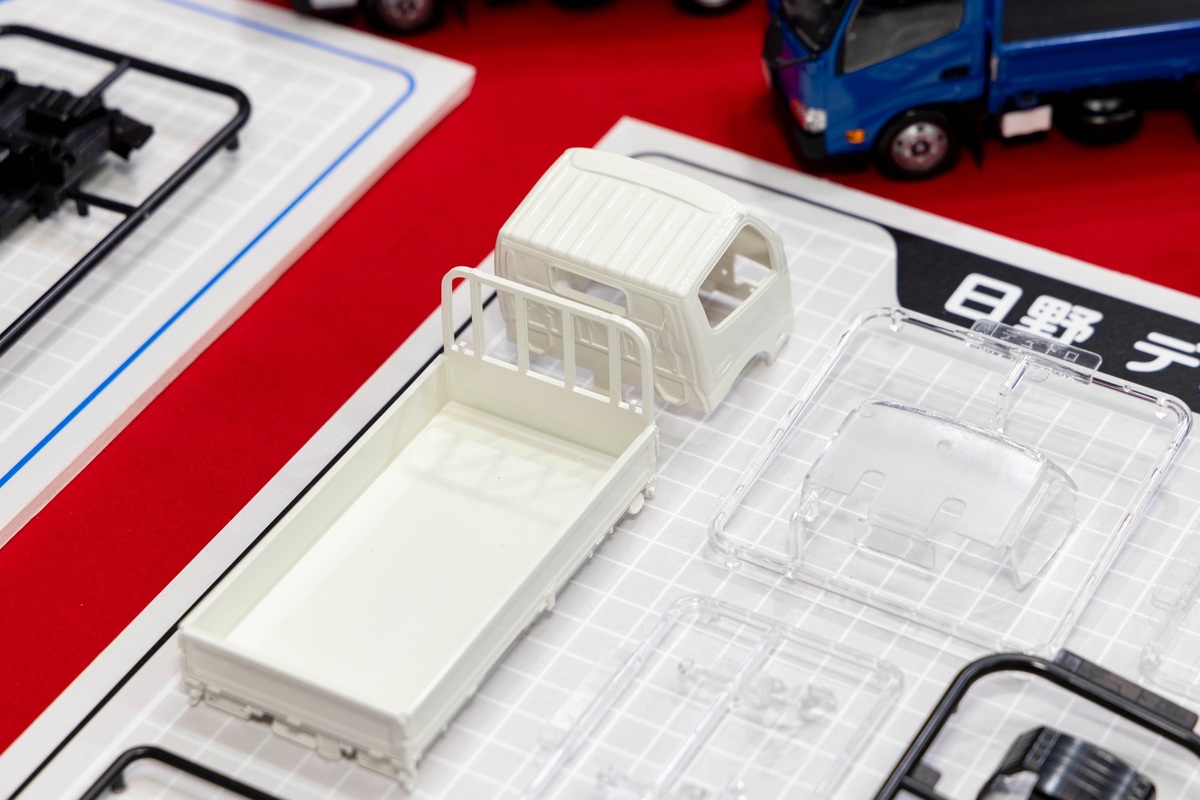 平トラックの荷台もほぼワンパーツなので、組み立てが簡略されているぶんディテールアップに挑戦してみるのもおすすめ