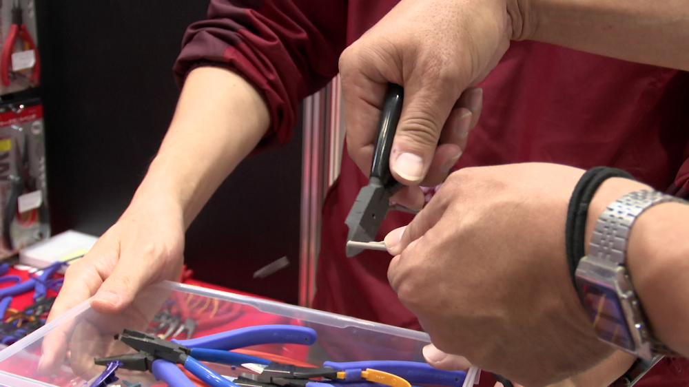 両刃ニッパーと片刃ニッパーの使い比べ。両刃ニッパーでは切断したパーツが飛び散るのに対し、片刃ニッパーではスッと真下に落ちるのが特徴（画像上：両刃ニッパー　画像下：片刃ニッパー）