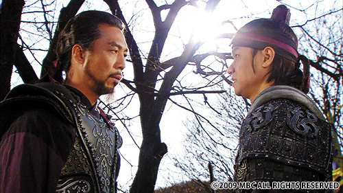 見つめ合う男性たち