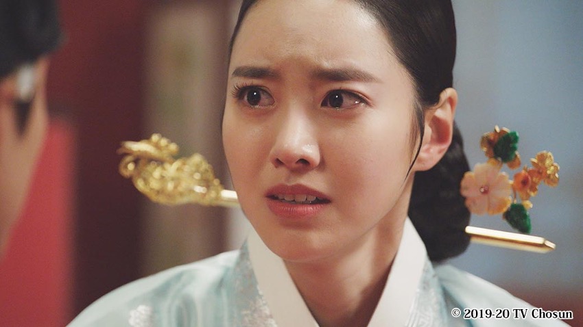 男性の前でこわばった顔をする女性