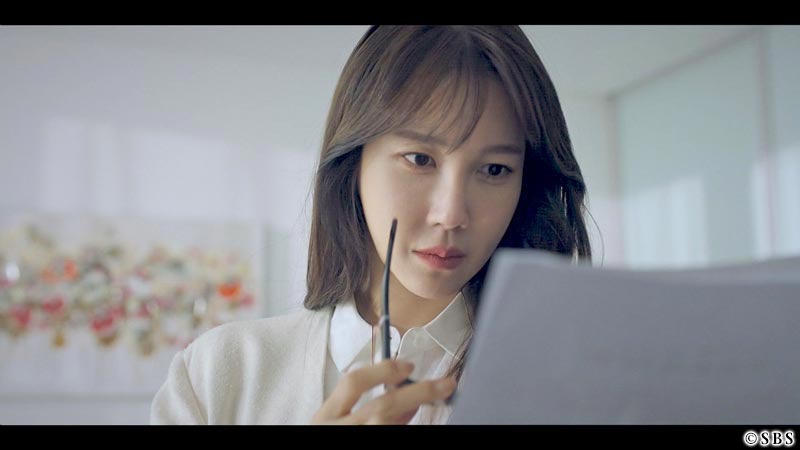 紙資料を読む女性