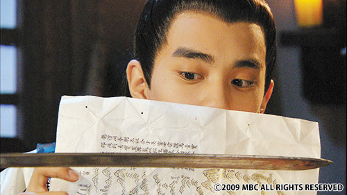 怯えながら剣先を見つめる男性